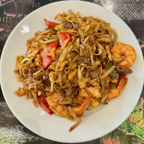 Mi xào sautée aux bœuf, poulet, crevette