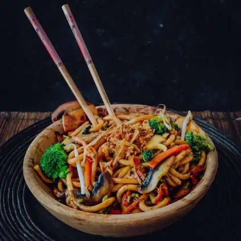 Pâte Udon sautée aux légumes