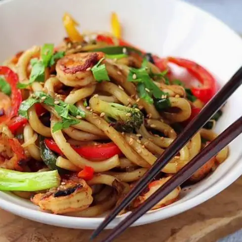 Pâte Udon sautée aux fruits de mer